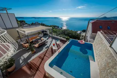 Image de Endroit paisible et calme avec piscine à débordement et vue magnifique