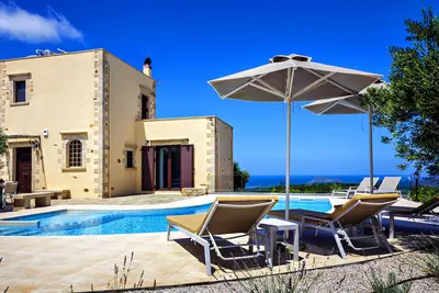 Image de Villa en pierre ★ Vue sur la mer ★ Piscine privée chauffée ★ 2 chambres et 5 couchages