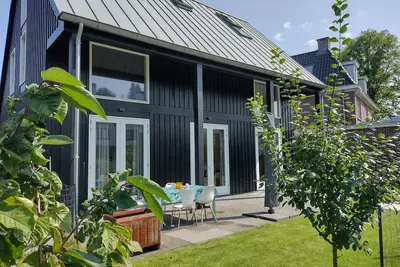 Image de Studio 2 pièces avec salle de bain dans villa de ville avec parking privé gratuit