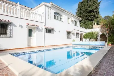 Villa meublée moderne avec trois chambres, - salles de bains avec piscine privée
