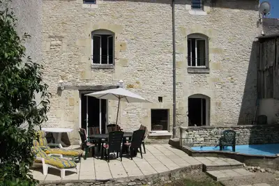 Image de Idéal pour les couples / familles / animaux domestiques. Jardin + Parking