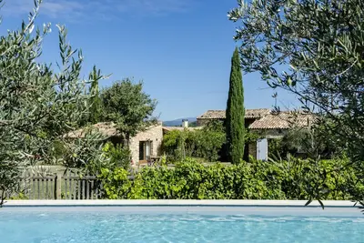 Image de Maison de charme avec piscine au milieu des vignes dans le Luberon