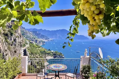 Image de Soleluna appartement avec terrasse avec vues spectaculaires sur la mer.