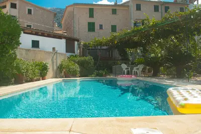 Image de Cas Milà. Typical Majorcan townhouse with garden and pool close to the square