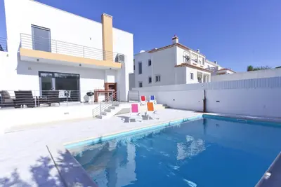 Image de Villa moderne avec piscine, table de billard et cinéma, 300 m3