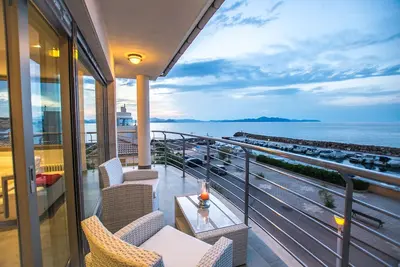 Luxury house on the front line of the sea