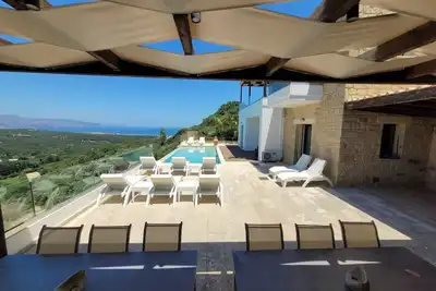 Image de Villa exclusive avec vue spectaculaire sur la montagne, la vallée et la mer