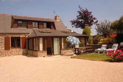 Image de Tredrez Locquemeau: Maison de caractère entièrement rénovée en bord de mer avec jardin