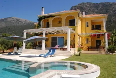 Grande villa de luxe avec piscine privée et vue sur la mer et la montagne