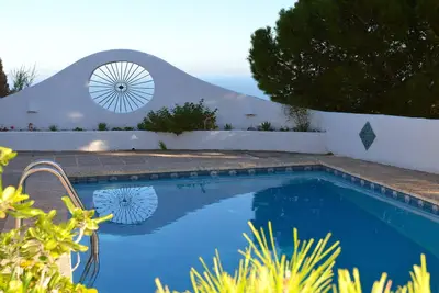 Image de Villa de luxe, située dans un cadre tranquille, piscine privée, court de tennis partagé