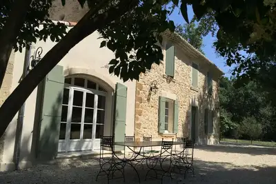 Mas provencal ancien avec piscine au grand calme proche de Chateauneuf du Pape