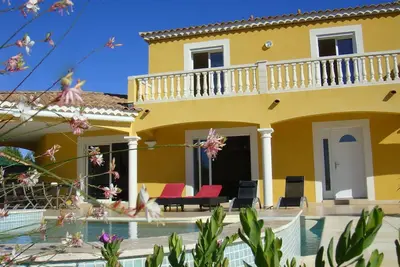 Image de villa bord de mer avec piscine chauffée à 300m de la plage