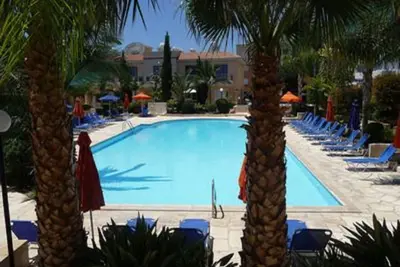 Image de Maison de luxe, petit complexe, grande piscine, WiFi gratuit, transferts de l'aéroport de Paphos