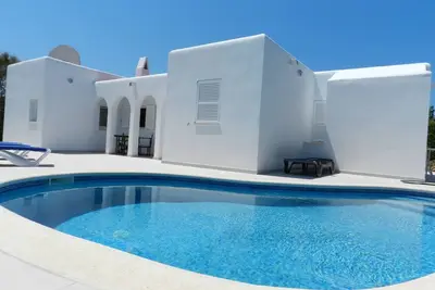 Image de Villa touristique à Cala Blanca avec piscine privée, terrasse et vue sur la mer.