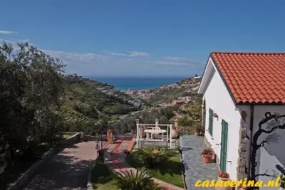 Image de Maison de vacances avec 3 appartements avec jardin privé avec vue mer et piscine!
