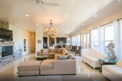 Image de Stylish Condos Close to Art and Culture