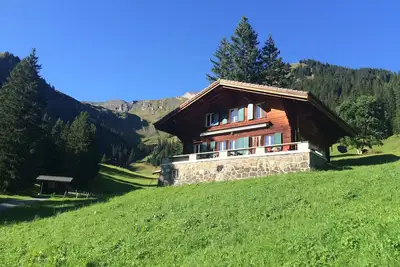 Image de Chalet alpin suisse traditionnel, convivial et charmant