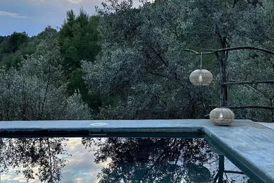 Image de Belle maison en pierre avec piscine privée, terrasses, vue sur la montagne