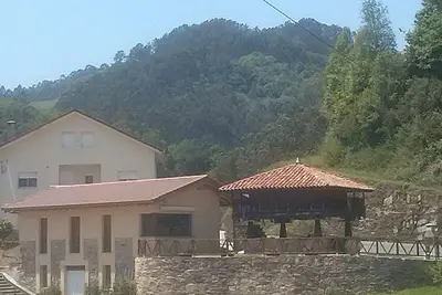 Image de Belle vue sur la nature verdoyante de la Asturiana l'intérieur