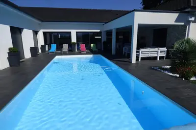 Image de villa neuve moderne avec piscine chauffée, 6 à 8 personnes