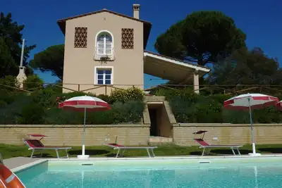 Image de Maison individuelle, piscine privée, jardin privé clôturé, vue panoramique