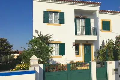 Image de Charmante maison et jardin - 2 km de la mer. En face d'un moulin historique.