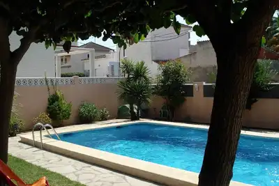Image de Villa avec piscine privée à 1 minute de la plage.