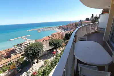 Image de Studio avec vue panoramique sublime sur la mer, le vieux Menton et l'Italie! ! !