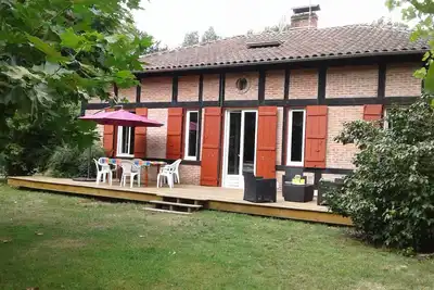 Image de maison de caractère avec grand jardin ombragé