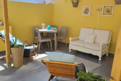 Image de Maison confortable 2 chambres à coucher et une salle de bain. Grande terrasse