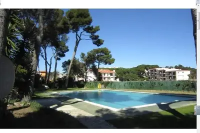 Image de Bas avec accès direct aux jardins et à la piscine. 50m plage