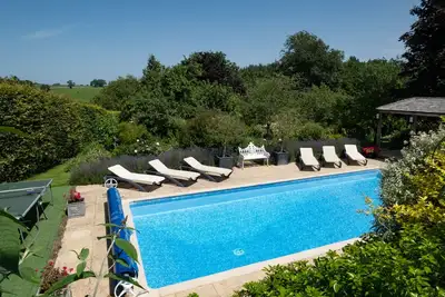 Image de Hébergement de luxe avec piscine et court de tennis dans un cadre magnifique.