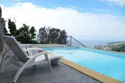 Image de Grande villa de luxe, piscine chauffée, salle de jeux \/ salle de sport, vue sur la mer et la montagne