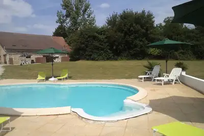 Image de Gîte spacieux avec tous les appareils modernes et un 9x4. Piscine de 2 m