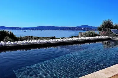 Image de Riviera française contemporaine Villa avec piscine chauffée et à 3 minutes F