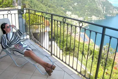 Le Penthouse - Belvedere, Menaggio. Piscine partagée et vue panoramique sur le lac