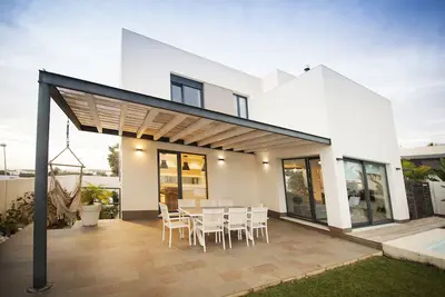 Image de Luxe en bord de mer, a \/ c, piscine privée, jardin, wifi gratuit, idéal pour les familles