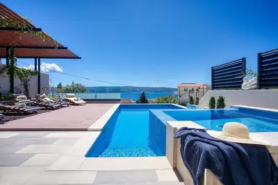 Nouveau! ! Villa De Luxe Paradise à 120 m de la plage de sable, piscine chauffée, max 12 personnes