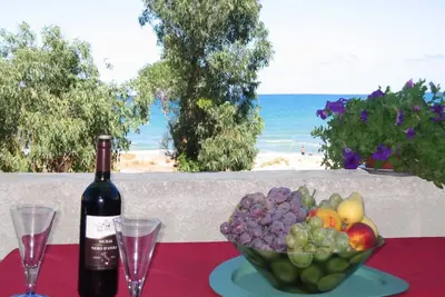 Image de Indépendante avec terrasses au bord de la mer, sur la plage de sable doré