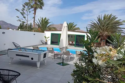 Image de Maison d'été avec barbecue / piscine chauffée / table de billard / parking privé / linge de lit / chaise haute