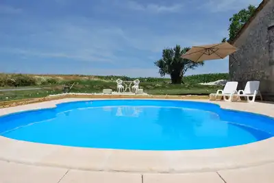 Image de Isolé retraite grange rural situé dans les terres agricoles ouverte -avec piscine privée