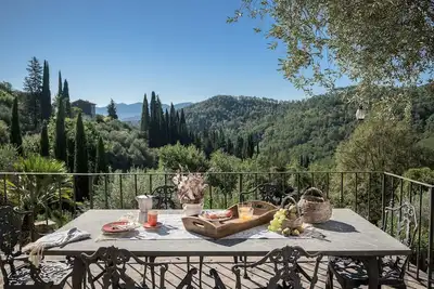 Image de Superbe villa du 18ème siècle avec de superbes vues et piscine, 8 km de Lucca