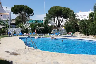 Image de Maison ensoleillée de 2 chambres à coucher: Wifi, Jardin, Piscine, Gated, Parking, Plage et commodités
