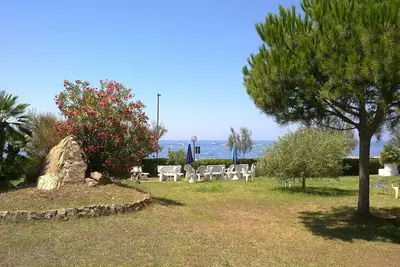 Image de à une plage privée en face de la mer appartement dans résidence
