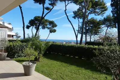 Image de T2 50 m² avec piscine  terrasse 40 m² et jardin.