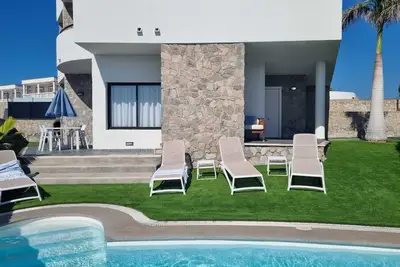 Image de Superbe Villa Avec Piscine Privee. Les vues sont spectaculaires