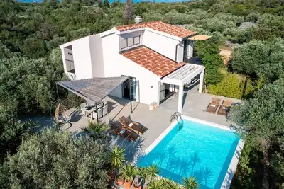 Image de Villa confortable avec piscine dans son propre Olive Grove