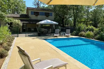 Image de Charmant chalet dans un cadre boisé serein, climatisation, wifi