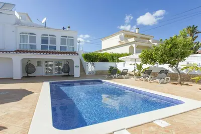 Image de Une villa moderne, élégante et bien meublée, idéale pour se détendre en famille ou entre amis