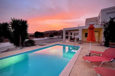 Image de Belle villa à Gennadi avec piscine privée et vue panoramique imprenable.